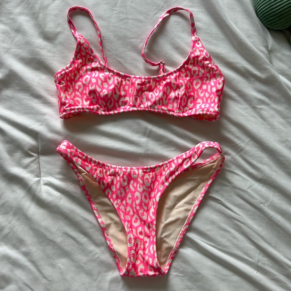 Triangl pink cheetah print bikini